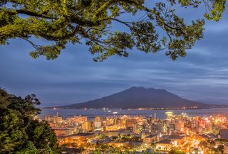 Le spettacolari eruzioni stromboliane del vulcano gemello del Vesuvio: i video