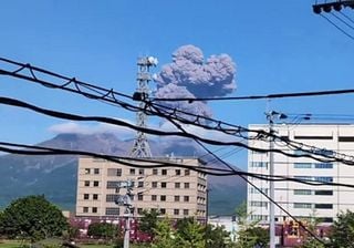 Spettacolare eruzione stromboliana del vulcano gemello del Vesuvio, il video della colonna di cenere