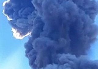 Impressionante esplosione del vulcano Stromboli, grossa colonna eruttiva sul "Faro del Mediterraneo"