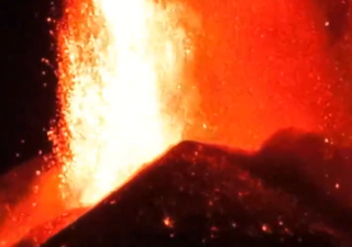 Spettacolare parossismo dell'Etna, grandi fontane di lava e lapilli dal cratere di Sud-Est