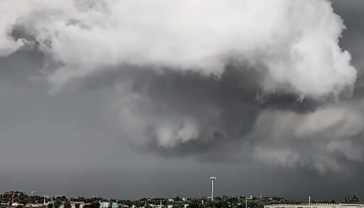 Spettacolari supercelle in Val Padana, il video. Attenzione nelle prossime, nuovi fenomeni meteo estremi