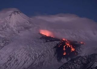 Θεαματικά βίντεο από τη συνεχιζόμενη έκρηξη της Αίτνας: λάβα και χιόνι!