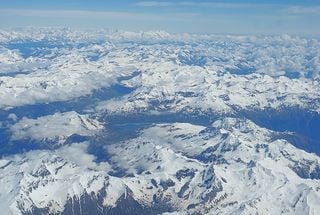 Lo spettacolo delle Alpi piene di neve alle soglie dell'estate: "un sollievo dopo anni di grave siccità". Foto e video