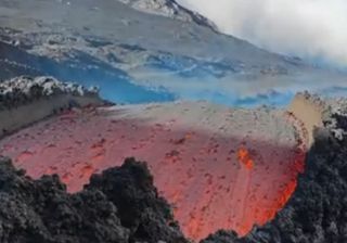 Spettacolo Etna, la colata di lava nella Valle del Bove: video