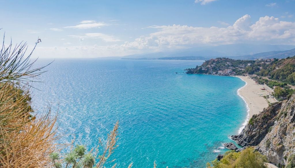 spiagge italia Una spiaggia sabbiosa della Calabria, messa a rischio dall'erosione costiera