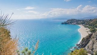 Spiagge che scompaiono in Italia: le coste che il mare sta divorando e che destano sempre più preoccupazione