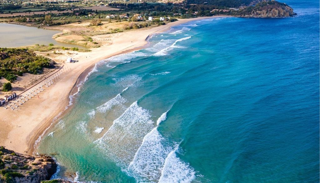 Spiaggia Sardegna La sabbia delle spiagge si forma in modo naturale grazie alle dune e ai sedimenti dei fiumi