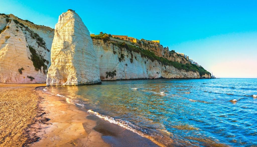 Spiagge a rischio La spiaggia di Vieste, in Puglia, a rischio come tutte le spiagge sabbiose d'Italia
