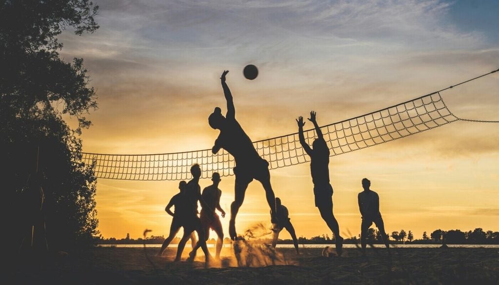 Volleyball Sportliche Aktivitäten in die Morgen- oder Abendstunden zu verlagern, ist schon einmal eine gute Idee. Bild: Jannes Glas/Unsplash