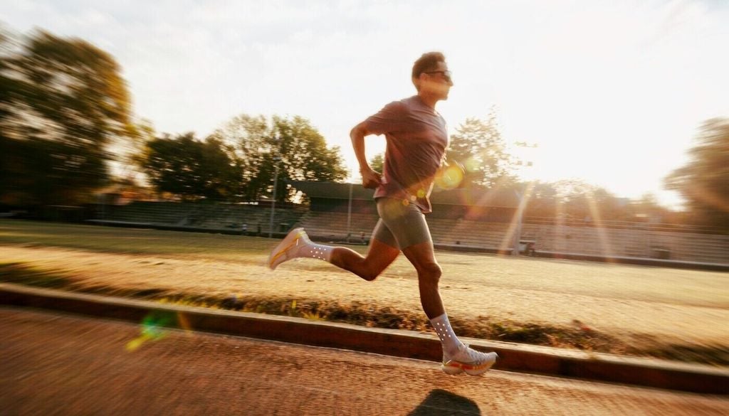 Läufer Bei Temperaturen von 30 bis 35 Grad Celsius sollte die Trainingsintensität reduziert werden – spätestens ab 40 Grad sollte man aufhören. Bild: Jorge Alberto Vega Barrera/Unsplash