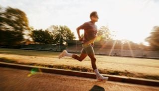 Sport im Sommer: Warum ein T-Shirt bei Hitze besser k&uuml;hlt und Training trotz hoher Temperaturen sinnvoll ist
