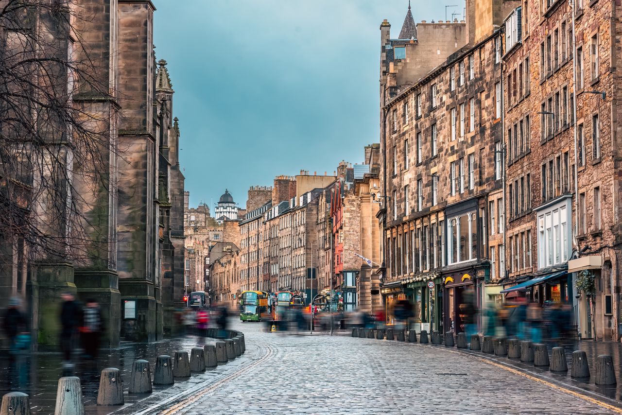 Unter der Prachtstraße Edinburghs befinden sich lange vergessene Teile der Altstadt. Foto: Adobe Stock