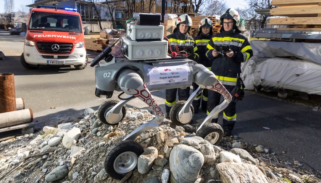 Der Assistenzroboter mit integrierter Messtechnik kann im Einsatz Gefahrenstoffe erkennen, ohne dass sich Menschen in Gefahr begeben müssen. Der Assistenzroboter mit integrierter Messtechnik kann im Einsatz Gefahrenstoffe erkennen, ohne dass sich Menschen in Gefahr begeben müssen. Bild: Helmut Lunghammer/TU Graz
