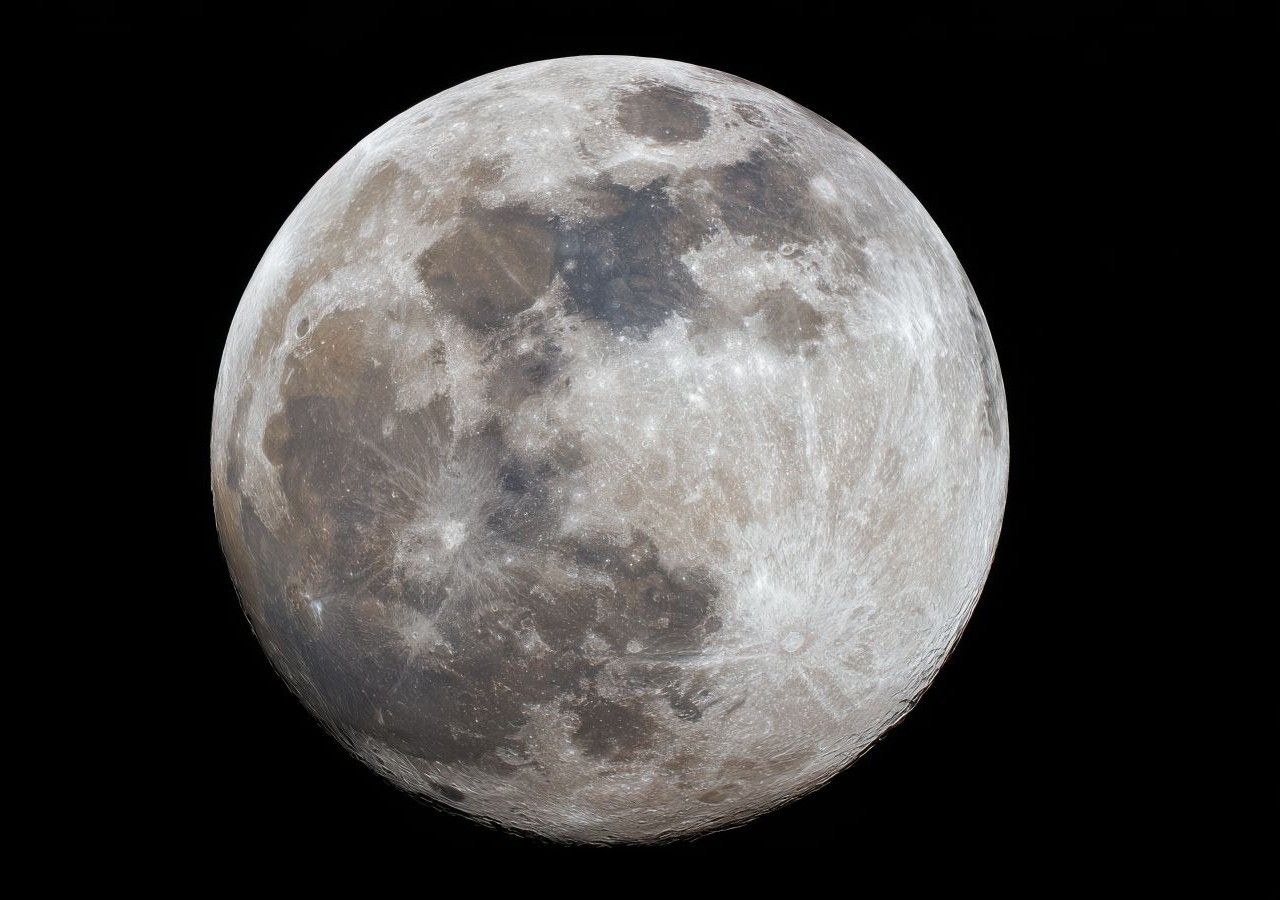 Nel 2025, la prima luna piena di agosto si verificherà il 9 agosto alle 07:55 GMT (03:55 EDT), un evento che promette di illuminare il cielo estivo con una luce straordinaria. Questo plenilunio, noto come “Luna dello Storione”, deve il suo nome alla tradizione dei nativi americani