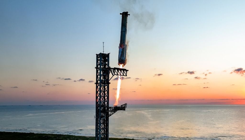 Dopo la separazione dalla Starship, il Super Heavy eseguirà una manovra per invertire la rotta e, guidato dalle alette grigliate, dette grid fins, tornerà verso la torre di lancio per farsi agganciare al volo dalle braccia della torre Mechazilla. Credits: www.spacex.com