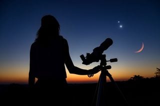 Stasera tutti col naso all’insù per vedere la magnifica congiunzione tra la Luna e le Pleiadi