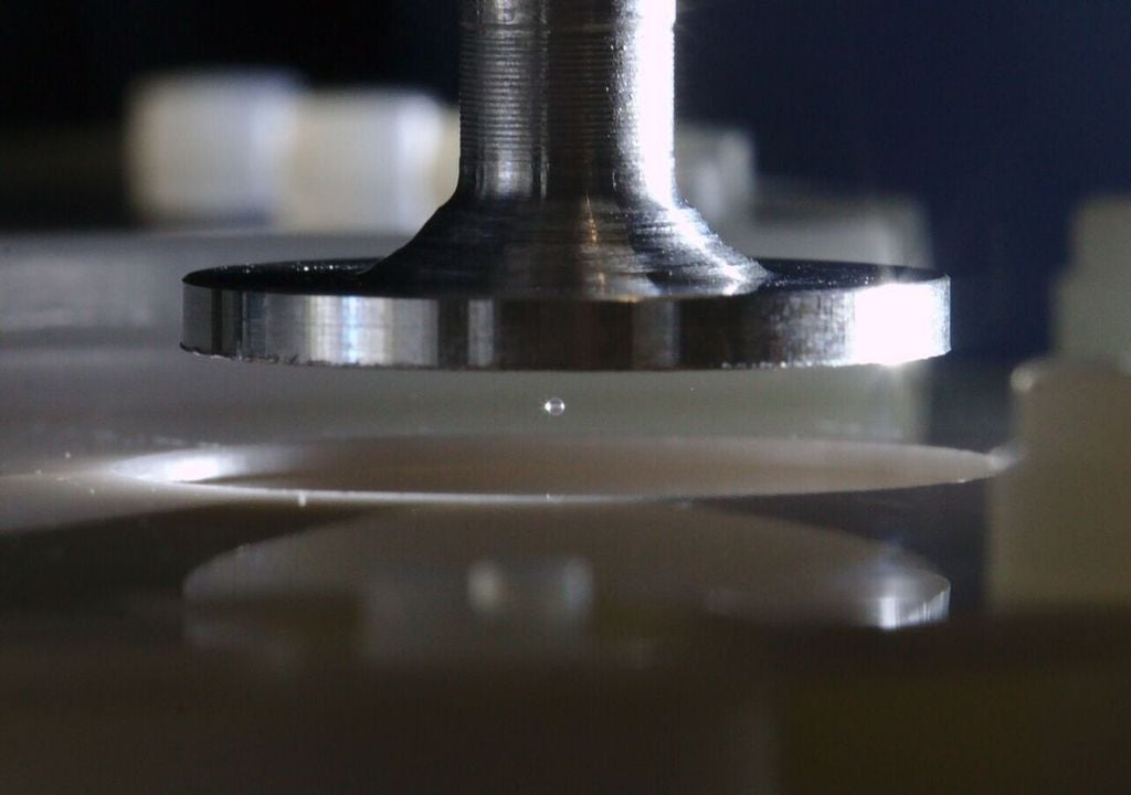 Schwebende Materie durch Schall. Versuchsaufbau mit einem akustisch schwebenden Quarzkorn. Bild: Thomas Zauner/ISTA