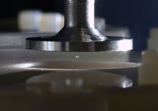 Statische Entladungen im Staub: Sind winzige Funken im Kohlenstoff verantwortlich daf&uuml;r, dass es heute Leben gibt?