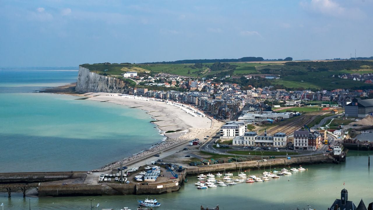 Von den Klippen über Le Tréport öffnet sich ein grandioser Blick über den Hafen und Mers-les-Bains. Foto: Adobe Stock