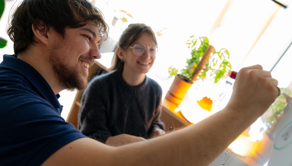 Forschende präsentieren erstmals theoretische Hinweise auf „fossilisierte“ Magnetismen in Sternen. Hier PhD‑Student Lukas Einramhof, Erstautor der Studie, und Assistenzprofessorin Lisa Bugnet. Bild: ISTA