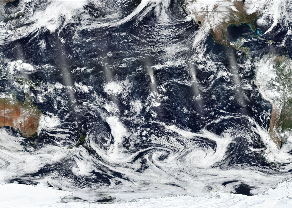 Los ciclones extratropicales no viajan de forma desorganizada a través del hemisferio. Se mueven siguiendo una suerte de ruta que, si bien es bastante dinámica, obedece a ciertas reglas atmosféricas. Imagen: NASA World View.