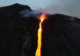 Stromboli, gli spettacolari video del trabocco lavico