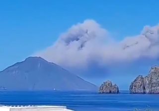 Stromboli, i video dell'eruzione del 19 maggio 2021