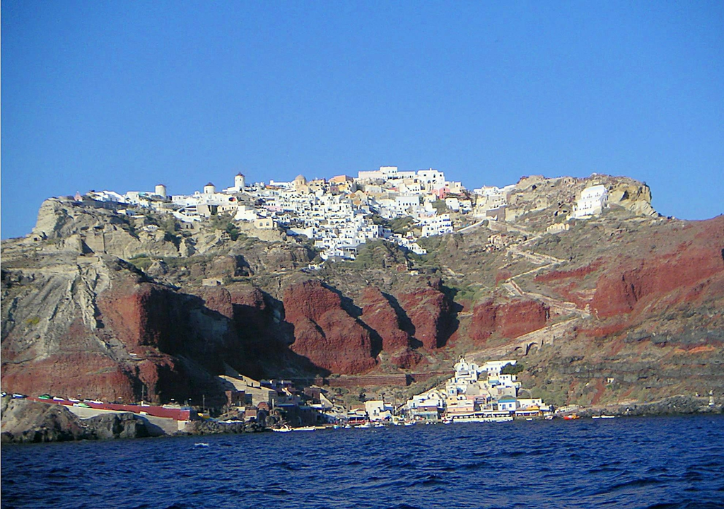 nsel, Santorin, Magma, Erdbeben, Studie Die griechische Insel Santorin: Unter dem beliebten Urlaubsziel stieg Anfang 2025 eine riesige Menge Magma auf und löste mehr als 28.000 Erdbeben aus – wie eine neue Studie zeigt.