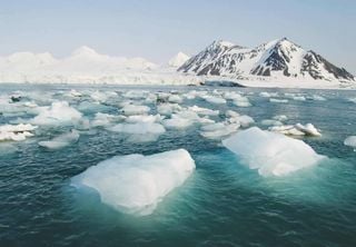 Hallan por primera vez en el hielo ártico sustancias presentes en los protectores solares