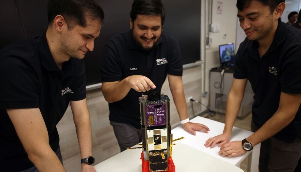 equipo de Ing. Eléctrica (U. de Chile) El equipo de Ingeniería Eléctrica que lidera el proyecto viajará pronto a EE.UU. para enviar al espacio, a bordo de un cohete de SpaceX, el nanosatélite SUCHAI-4. Crédito de foto: U. de Chile