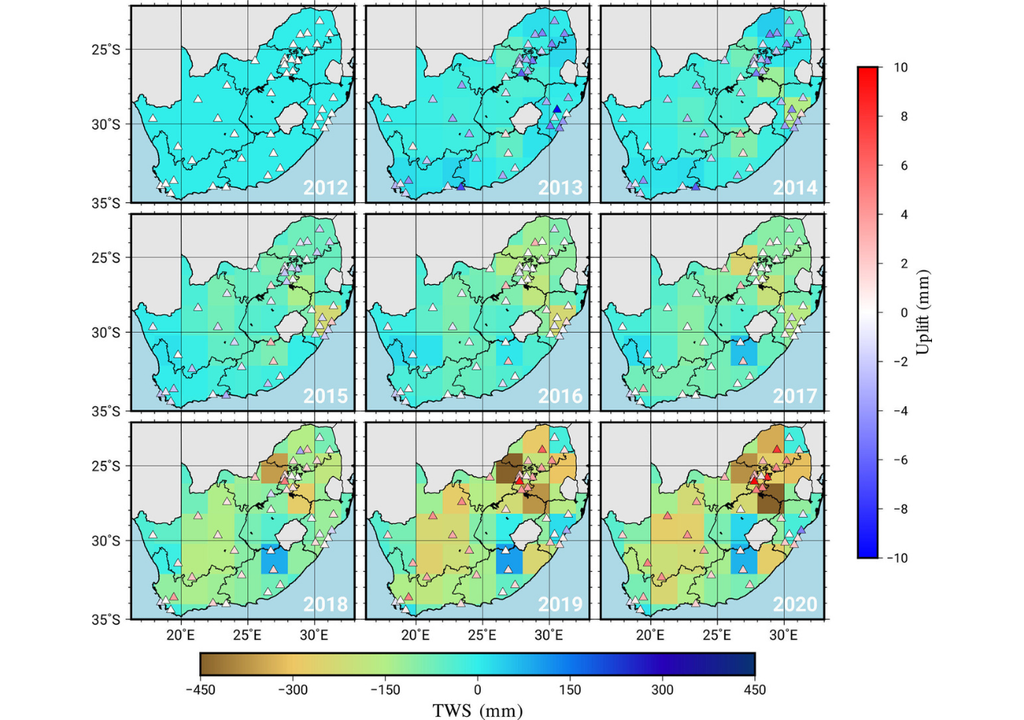 El gráfico muestra las pérdidas y ganancias de agua en Sudáfrica entre 2012 y 2020. Cuanto más marrón es la región, mayor es la pérdida de agua. Los triángulos representan estaciones GPS. Un triángulo rojo indica que esta estación ha aumentado su altura desde 2012. Imagen: AG Kusche / Universidad de Bonn. El gráfico muestra las pérdidas y ganancias de agua en Sudáfrica entre 2012 y 2020. Cuanto más marrón es la región, mayor es la pérdida de agua. Los triángulos representan estaciones GPS. Un triángulo rojo indica que esta estación ha aumentado su altura desde 2012. Imagen: AG Kusche / Universidad de Bonn.