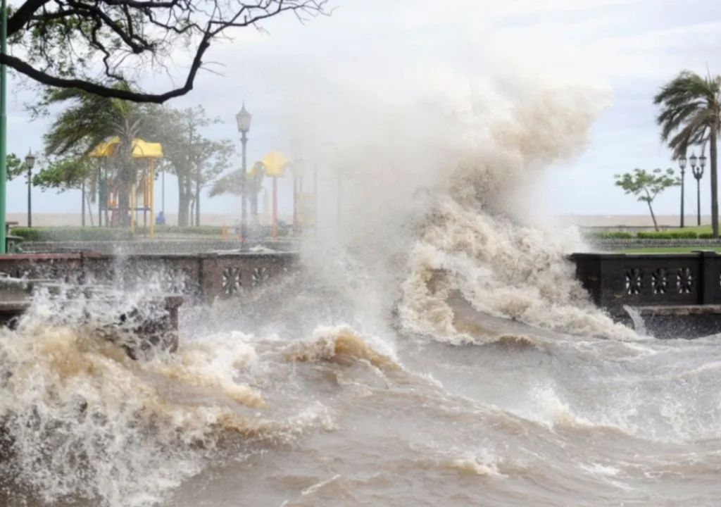 Sudestada alerta por crecida Río de la Plata lluvias fuertes SMN