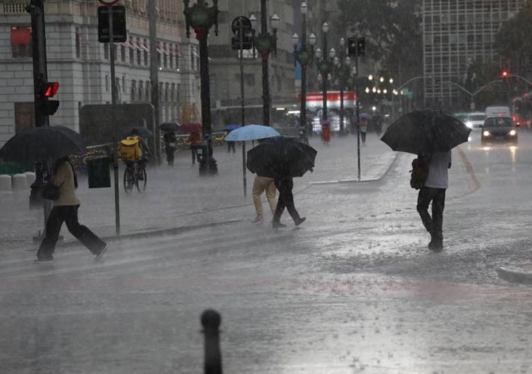 Sudeste volta a ter sequ&ecirc;ncia de dias de chuva e atua&ccedil;&atilde;o de frente fria; veja a previs&atilde;o
