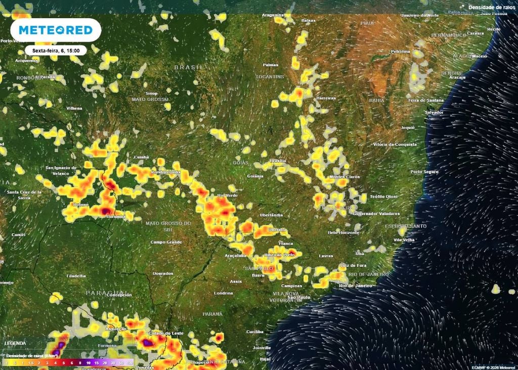 Previsão de densidade de raios (descargas elétricas) para a sexta-feira (6) à tarde (15h), segundo o modelo europeu ECMWF, mostrando as áreas com chance de ocorrência de tempestades.