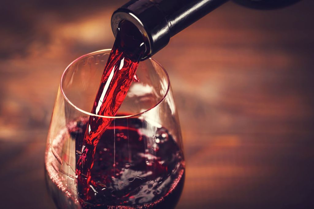 El vino tinto puede disparar una crisis migrañosa, advierten especialistas