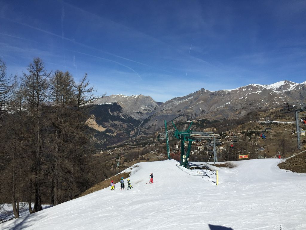 En montagne, si l'enneigement s'annonce bon dans les Alpes et les Pyrénées, la situation s'annonce plus compliquée dans les autres massifs.