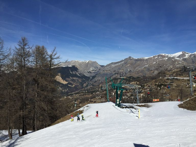 En montagne, si l'enneigement s'annonce bon dans les Alpes et les Pyrénées, la situation s'annonce plus compliquée dans les autres massifs. En montagne, si l'enneigement s'annonce bon dans les Alpes et les Pyrénées, la situation s'annonce plus compliquée dans les autres massifs.