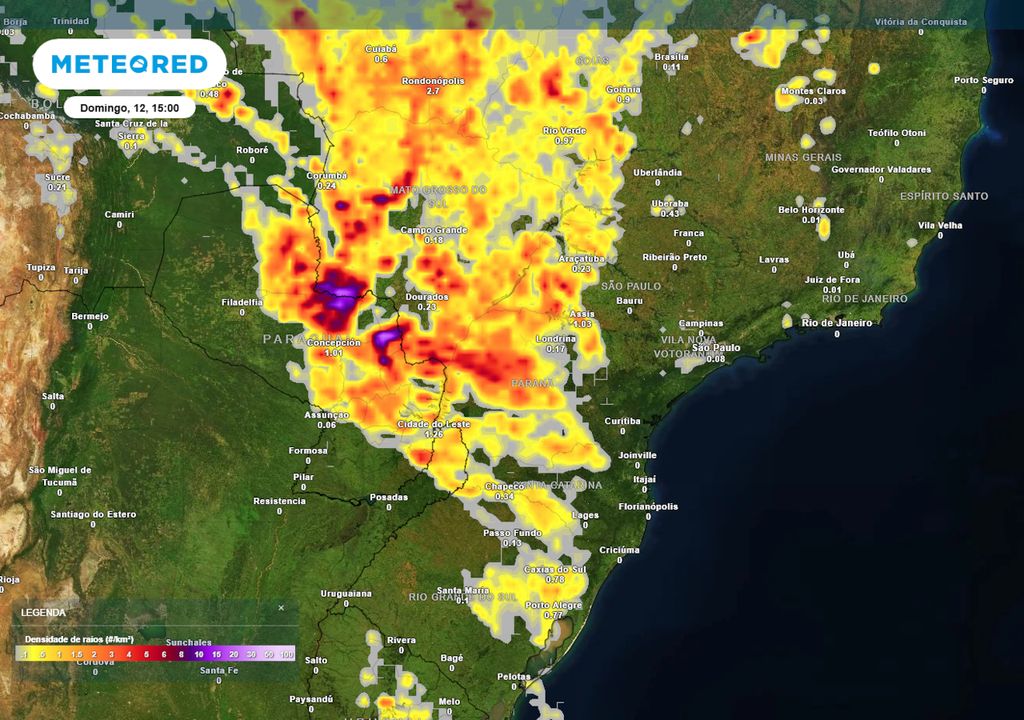 Previsão de densidade de raios do domingo durante a tarde.