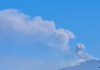 Sull'Etna è in corso una nuova fase eruttiva parossistica. Quuesta è la situazione nel vicino aeroporto di Fontanarossa 