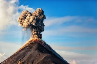 En la Tierra hay un extraño volcán con lava 'fría' y negra, ¿cómo es posible y dónde se encuentra?