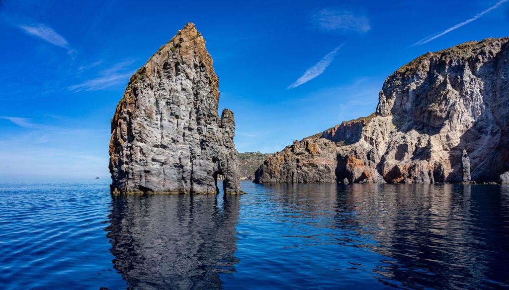 L'isola di Lipari corrisponde quasi perfettamente con la descrizione che Omero fa della casa del dio Eolo