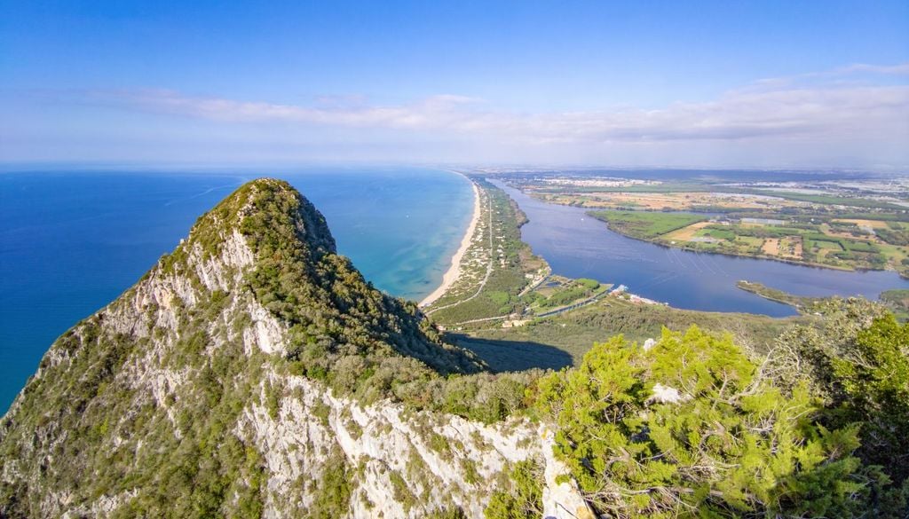 Il promontorio del Circeo nel Lazio, con il lago di Sabaudia