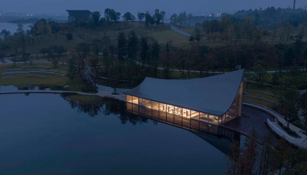 El techo inclinado rinde homenaje a las viviendas tradicionales de la región y simula la curvatura de una hoja de papel al viento. Crédito: MUDA Architects y Arch Daily