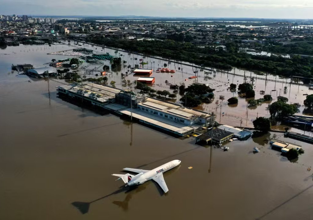 Aeroporto Internacional Salgado Filho, em Porto Alegre, alagado no dia 7 de maio de 2024 Créditos: Reprodução/Wesley Santos/Reuters.
