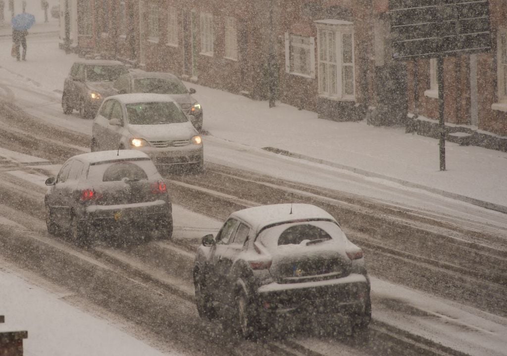 Schnee in Deutschland und er bleibt auch noch liegen. Das stürzt in Deutschland meist ganze Regionen in ein großes Chaos, wie auch im Winter 2009/2010.