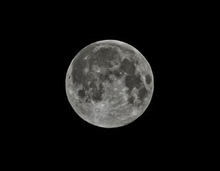 "Super Lune rose" : les images du phénomène astronomique de ce mardi