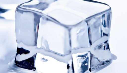 Superionisches Eis im Inneren der Eisriesen? Wasser bleibt bei mehr als 2300 Grad Celsius fest