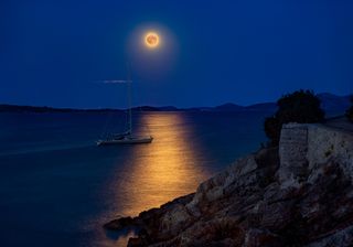 Superluna, a che ora sorge oggi la Luna piena della fragola?