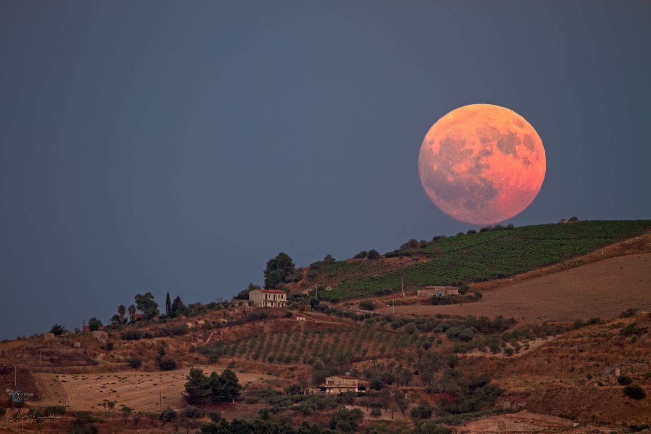 El atardecer del próximo 6 de octubre de 2025 será espectacular: veremos una hermosa Luna Llena elevarse en los cielos por el este, pero no será una luna cualquiera, será una Superluna. Crédito: Dario Giannobile-NASANET