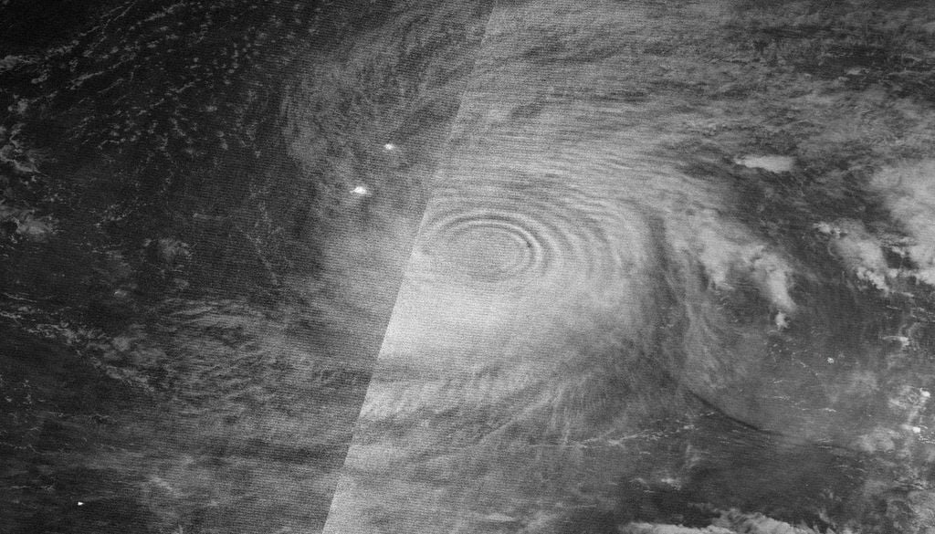 Ondas gravitatorias de gran altitud generadas por Sinlaku captadas por NOAA-20 en la noche a fecha de 12 de abril de 2026. NASA